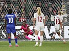 Dánská fotbalistka Pernille Harderová promuje penaltu proti Haiti na...