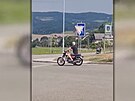 Prezident Petr Pavel vyjel na motorce bez helmy. (3. srpna 2023)