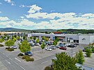 Retail park Trutnov le�� p�i v�padovce na Krkono�e.