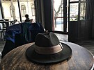 V ukrajinské kavárn klobouk vypadá jet erstv, ale to se psal teprve rok...