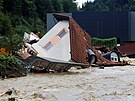 Pokozený dm bhem povodní v Prevalje ve Slovinsku (6. srpna 2023)