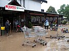 Lidé uklízejí ped obchodem bhem povodní ve slovinském mst Nazarje. (5....
