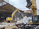 Pi demolici Horáckého zimního stadionu se pravideln stídá tká technika....