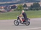 Petr Pavel na motorce bez helmy. (3. srpna 2023)