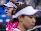 eská tenistka Linda Nosková (vlevo) soupeí ve finále turnaje WTA v Praze s...