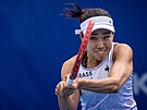 Japonka Nao Hibinová hraje bekhend ve finále turnaje WTA v Praze.