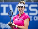 eská tenistka Linda Nosková pózuje s trofejí pro poraenou finalistku turnaje...