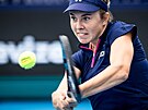 eská tenistka Linda Nosková hraje bekhend v semifinále turnaje WTA v Praze.