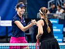 eská tenistka Linda Nosková pijímá po vítzství v semifinále turnaje WTA v...
