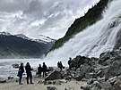 Lidé si prohlíejí vodopád Nugget Falls, oblíbené místo aljaského ledovce...