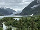 Pohled na aljaský ledovec Mendenhall z turistického centra v metropoli Juneau,...