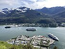 Výletní lod piváejí kanálem Gastineau do pístavu aljaské metropole Juneau...
