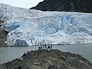 Turisté se zblízka kochají pohledem na tající aljaský ledovec Mendenhall, do...