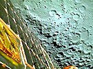 Indická lunární sonda poslala první obrázky povrchu Msíce