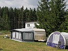 V mal�m rodinn�m kempu ve Vyskytn� najdou lid� m�sto na louce u lesa �i na...