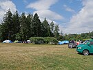 V mal�m rodinn�m kempu ve Vyskytn� najdou lid� m�sto na louce u lesa �i na...