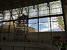 Rekonstrukce Prmyslového paláce. Pohled na chybjící vitráe, které opravují...