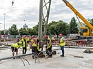 Vztyení ocelové konstrukce na pdoryse vyhoelého levého kídla.