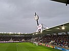 Lízátka i tabule u na hradeckém stadionu svítí. (5. srpna 2023)