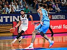 eský basketbalista Vojtch Hruban útoí v duelu s Argentinou.