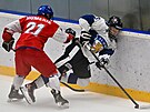 eský hokejista Matyá Humeník (vlevo) atakuje Daniela Nieminena z Finska.
