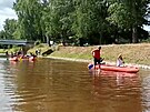 Vodáci na Lunici musí poítat s tím, e pes mliny lod potáhnou za sebou.