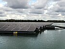 Plovoucí elektrárna solárního parku Uivermeertjes nedaleko nizozemského...