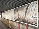 Reklamní bannery pipevnné na elezniním most na Výtoni