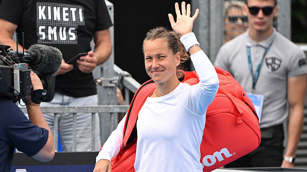 Barbora Strýcová se louí s fanouky na turnaji v Praze.