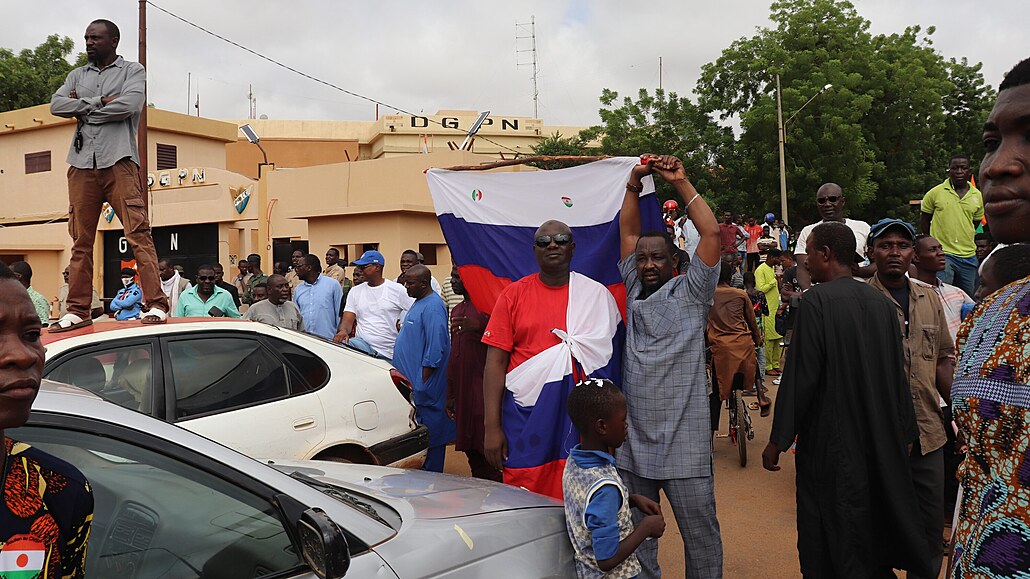 Lidé demonstrují v ruských vlajkách v hlavním mst Nigeru Niamey na podporu...
