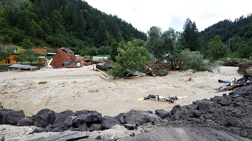 Pokozený dm bhem povodní v Prevalje ve Slovinsku (6. srpna 2023)