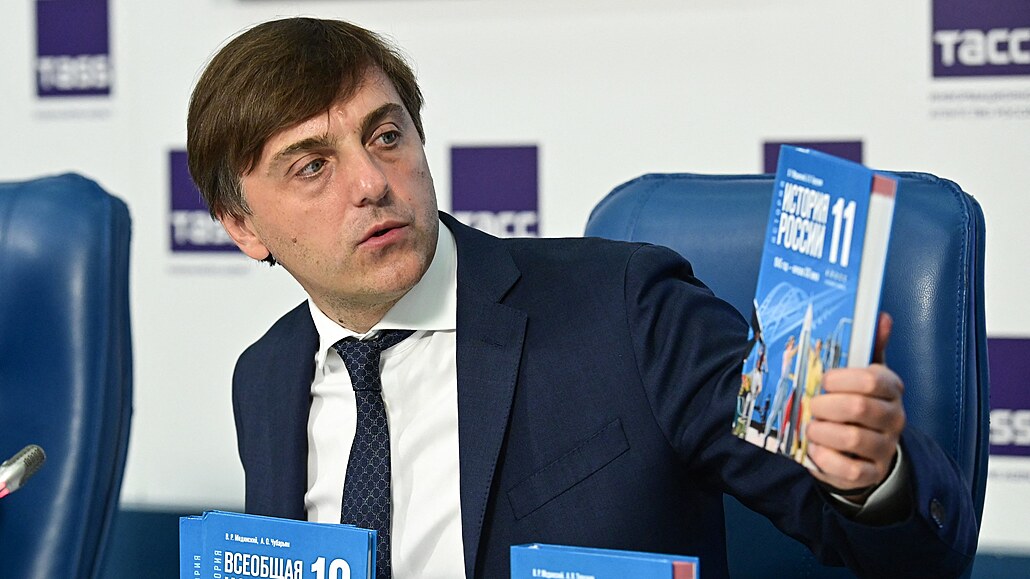 Ruský ministr �kolství Sergej Kravcov v Moskv� p�edstavuje nové u�ebnice...
