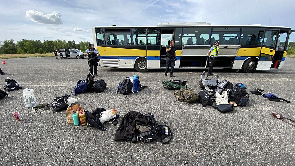 Policisté zatavili autobus, který vozí lidi na hudební festival v Milovicích. V...