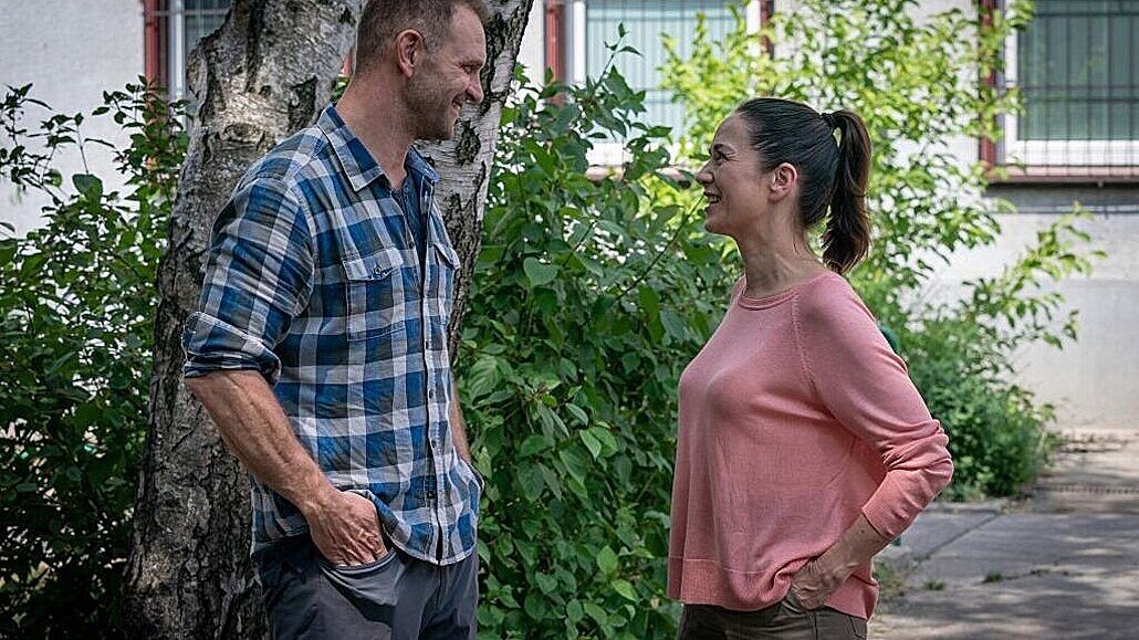 Tomá� Ma�talír a Tereza Kostková ve filmu Nikdy ne�íkej nikdy