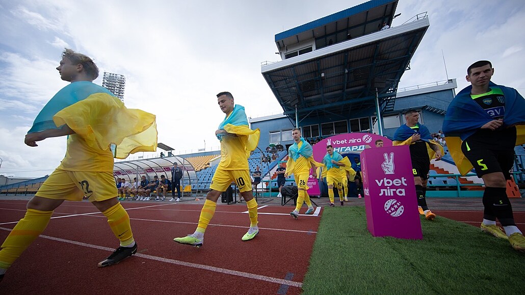 Do zápasu vstupují hrái i rozhodí zahalení v ukrajinských vlajkách a ped...