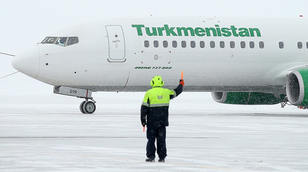 Letadlo spolenosti Turkmenistan Airlines na letiti v ruské Kazani (8. února...