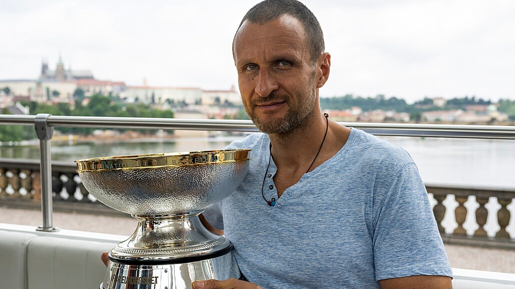 Jií Zídek pózuje s trofejí pro vítze EuroBasketu 2022. 