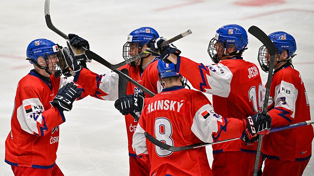Čeští hokejisté se radují z gólu v zápase s Finskem. Vlevo jeho autor Maxmilian...