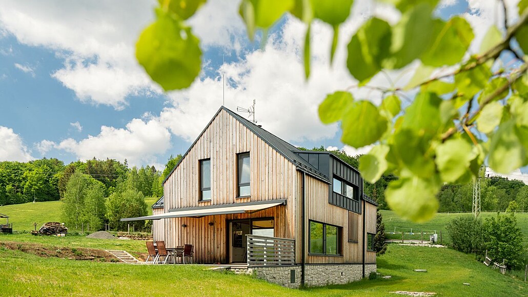 Prolínání moderních prvk� a materiál� s tradi�ním tvarováním horské stavby...