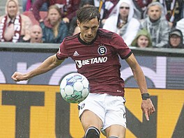 Spar�anský k�ídelník Veljke Birman�evi� (vpravo) st�ílí gól v utkání proti...