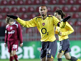 Francouzský útoník fotbalového Arsenalu Thierry Henry v zápase Ligy mistr...