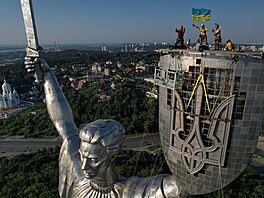 tít sochy nyní zdobí takzvaný Tryzub, který byl pijatý jako ukrajinský státní...