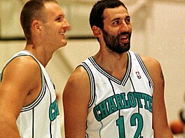 Ji�í Zídek (vlevo) a Vlade Divac z Charlotte Hornets 