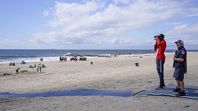 Na newyorsk pli Rockaway Beach napadl enu ralok. (8. srpna 2023)