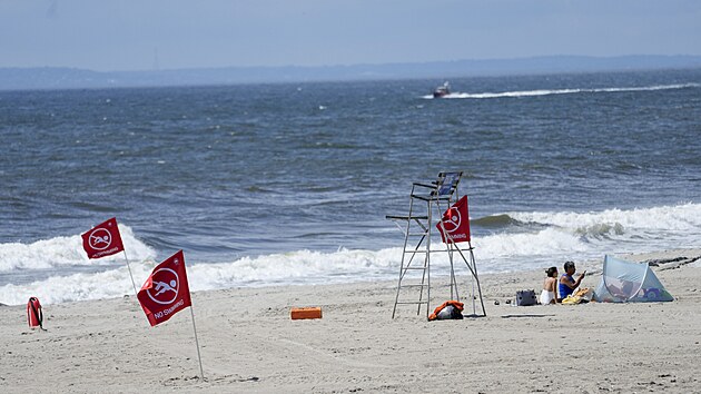 Na newyorské pláži Rockaway Beach napadl ženu žralok. (8. srpna 2023)