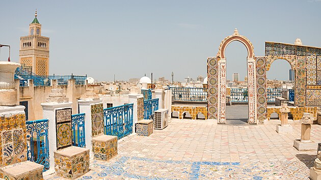 V Tunisu si budete pipadat jako v pbzch krsn eherezdy. V pozad (vlevo) je vidt Al-Zaytuna ili Olivov meita.