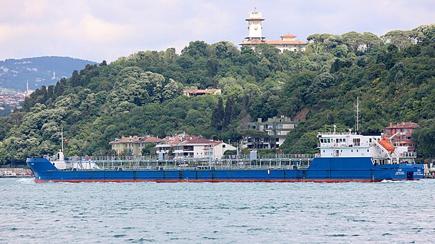 Tanker SIG plujc pod ruskou vlajkou proplouv Bosporem v tureckm Istanbulu. (7. ervna 2022)