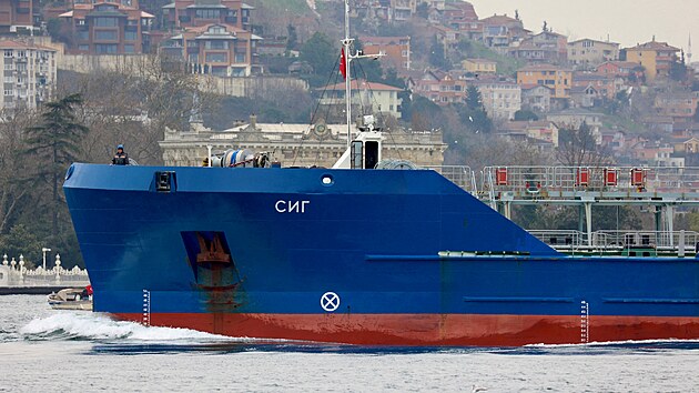 Tanker SIG plujc pod ruskou vlajkou proplouv Bosporem v tureckm Istanbulu. (7. ervna 2022)