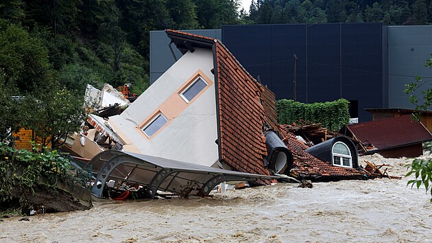 Pokozen dm bhem povodn v Prevalje ve Slovinsku (6. srpna 2023)