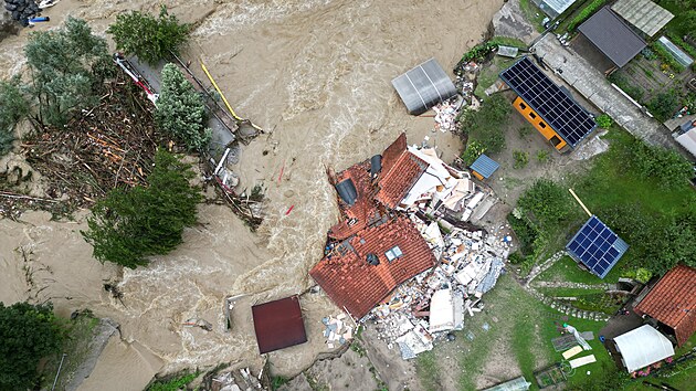Pokozen dm bhem povodn v Prevalje ve Slovinsku (6. srpna 2023)